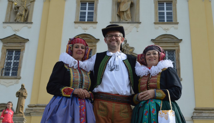 Drbna v patách lídra: Ivo Slavotínek stihl v jednom dni výšlap Hanáků, vysvěcení kaple i benefiční koncert