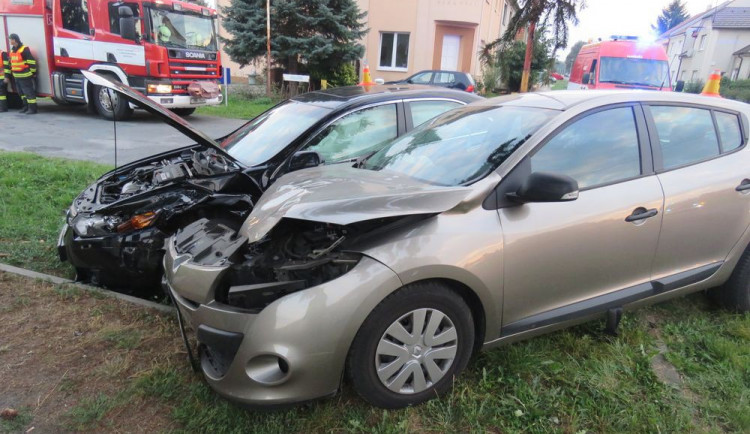 Řidič nedal přednost autu na hlavní, po střetu vyjeli mimo komunikaci