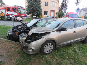 Řidič nedal přednost autu na hlavní, po střetu vyjeli mimo komunikaci