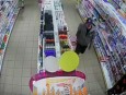 VIDEO: Policie žádá o pomoc veřejnost při identifikaci zloděje z Litovle. Nepoznáváte ho?