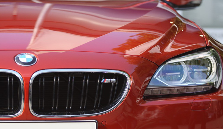 Zfetovaný řidič srazil svým BMW devatenáctiletou dívku, navíc měl zákaz řízení auta
