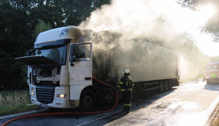 U Velkého Újezdu hořel kamion. Zasahovaly tři jednotky hasičů, škoda je 1,5 milionu korun