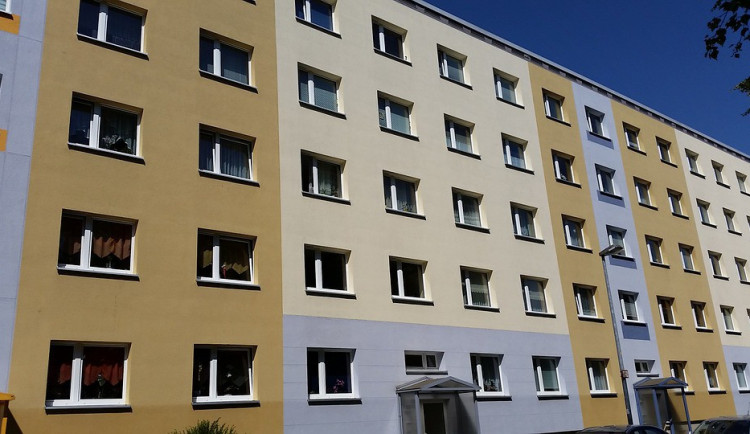 AKTUÁLNĚ: V Prostějově spadla z paneláku dvaadvacetiletá žena, na místě zemřela