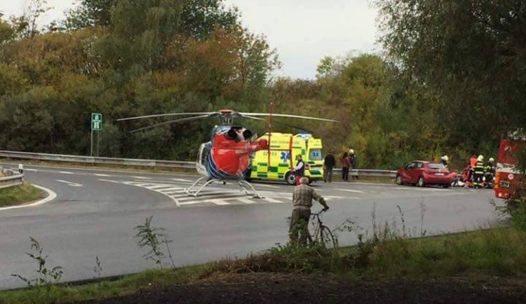 Na sjezdu z dálnice u Litovle se střetlo osobní auto s motorkářem, zasahoval záchranářský vrtulník
