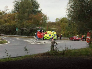 Na sjezdu z dálnice u Litovle se střetlo osobní auto s motorkářem, zasahoval záchranářský vrtulník