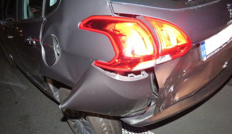 Neznámý řidič narazil do auta na dálnici, nezastavil a z místa nehody ujel