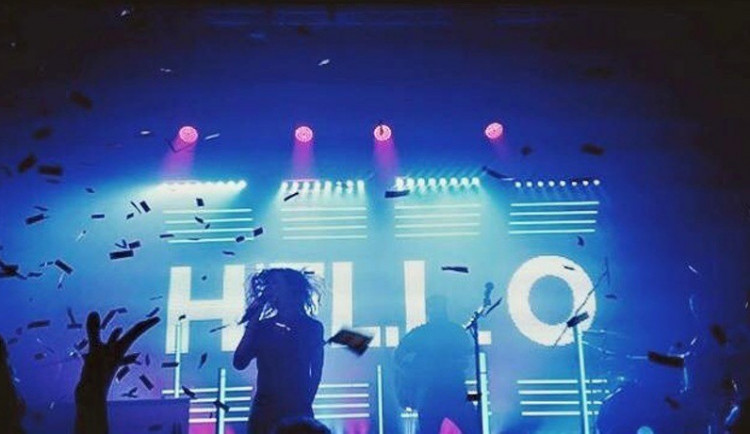 RECENZE: Něžnost, Darth Vader i dva hrající na jednu kytaru. To vše na včerejším koncertě Lenny