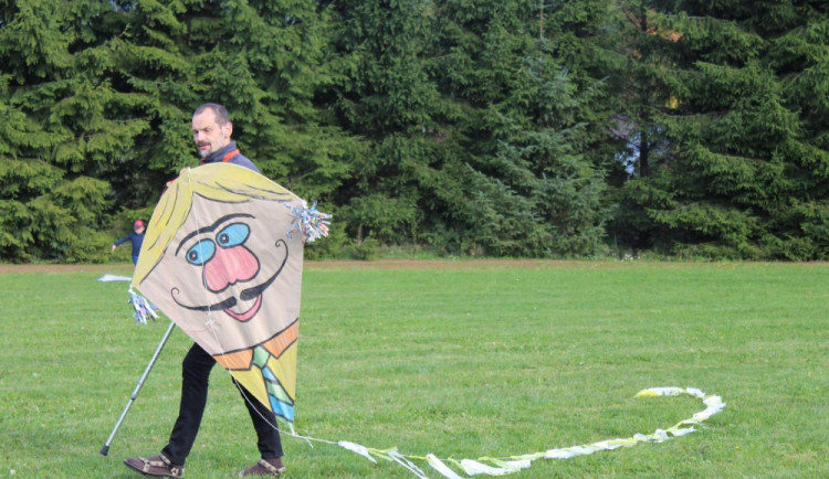V sobotu se budou po obloze prohánět draci. V Holickém lese totiž proběhne drakiáda