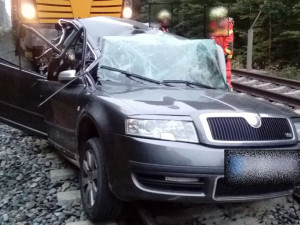 Opilý řidič zavinil nehodu na železničním přejezdu u Červenky