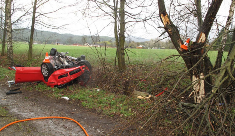 2 255 mrtvých po kolizích se stromy za posledních 15 let. Dalších 6 372 lidí bylo zraněno těžce