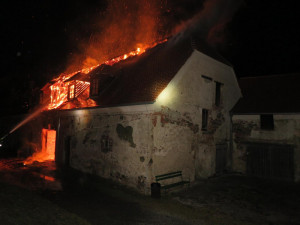 VIDEO: V noci hořel zámek Plumlov, oheň zaměstnal množství profesionálních i dobrovolných hasičů