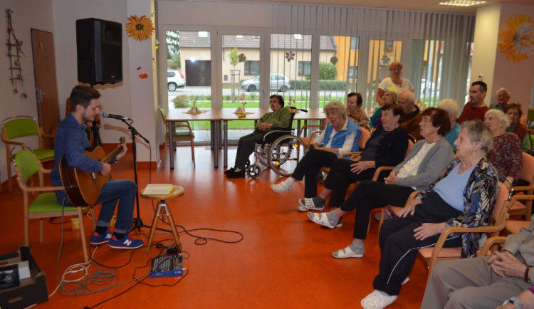 Uničovský Martin Šafařík, finalista Československé Superstar, dnes zahrál pro olomoucké seniory