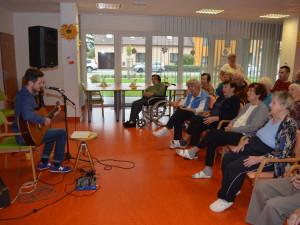 Uničovský Martin Šafařík, finalista Československé Superstar, dnes zahrál pro olomoucké seniory