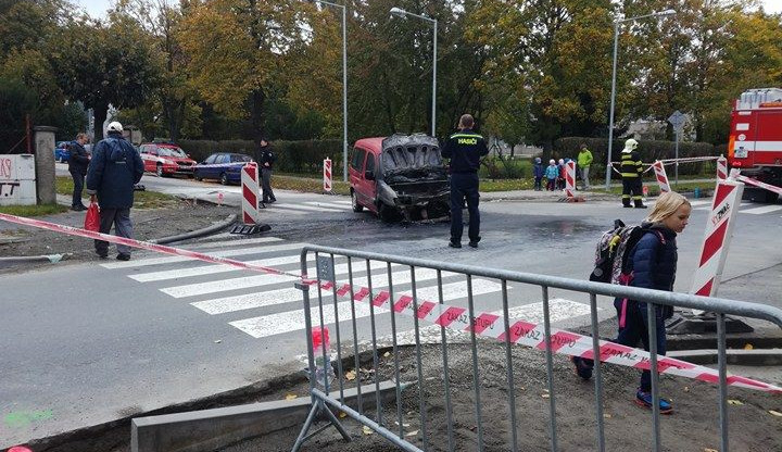 Na Dělnické ulici v Olomouci vzplálo za jízdy auto, zasahovat museli hasiči
