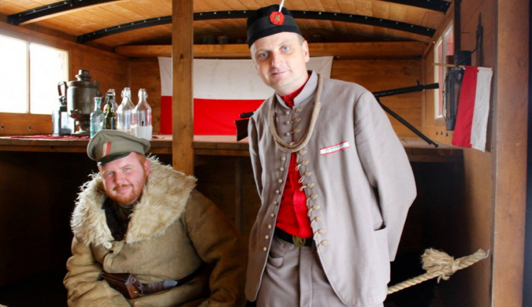 FOTOREPORT: Legiovlak dorazil na olomoucké nádraží. Zrekonstruované vagony nabízejí pohled do minulosti