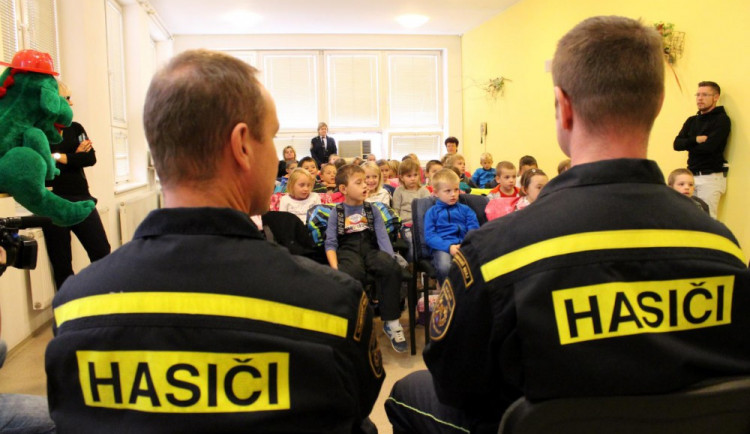 FOTO: Hasiči četli dětem pohádky na stanicích po celém Olomouckém kraji
