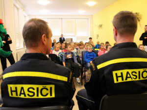 FOTO: Hasiči četli dětem pohádky na stanicích po celém Olomouckém kraji