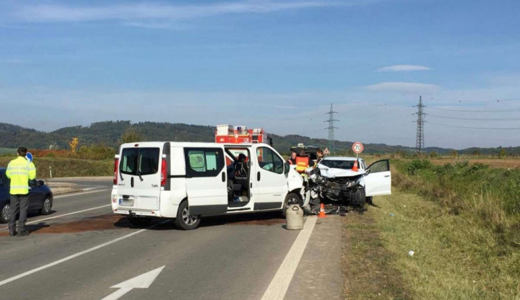 Záchranáři vyjížděli k vážné nehodě dvou osobních aut, šest lidí se zranilo