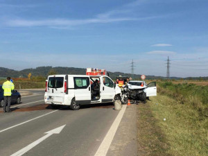 Záchranáři vyjížděli k vážné nehodě dvou osobních aut, šest lidí se zranilo