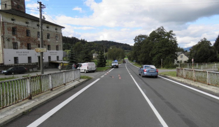 Policie hledá svědky: řidič předjížděl dvě auta, jedno z nich však odbočilo a došlo ke srážce