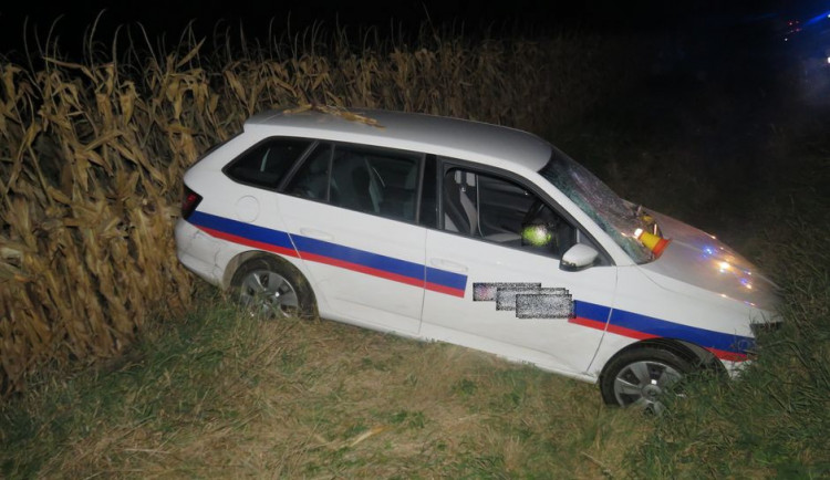 Muž řídil pod vlivem alkoholu, vjel do protisměru a skončil v kukuřičném poli