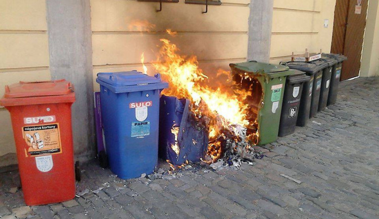 V sousedních vesnicích, Horce nad Moravou a Skrbeni, přes noc hořely kontejnery na odpad