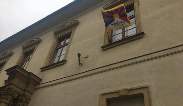 Univerzita vyvěsila tibetskou vlajku. Máme právo hovořit s kýmkoliv, i s Dalajlámou, říká rektor Miller