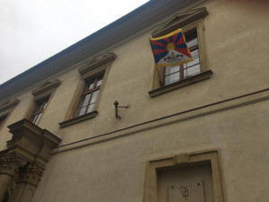 Univerzita vyvěsila tibetskou vlajku. Máme právo hovořit s kýmkoliv, i s Dalajlámou, říká rektor Miller