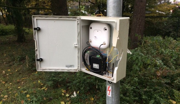 Neznámý pachatel poničil skříňku s Wi-Fi vysílačem v olomouckém Rozáriu