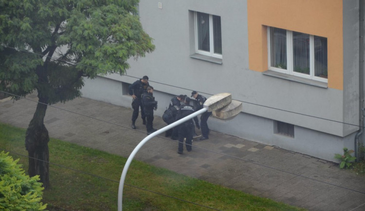 Muž se u vlakového nádraží choval agresivně, pak mlátil hlavou o zeď. Skončil na psychiatrii