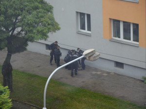 Muž se u vlakového nádraží choval agresivně, pak mlátil hlavou o zeď. Skončil na psychiatrii