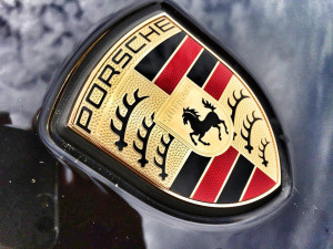 Vandal se vybil na zaparkovaném Porsche, majiteli způsobil škodu za 150 tisíc