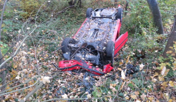 Řidička nezvládla řízení a její vůz skončil na střeše pod silnicí