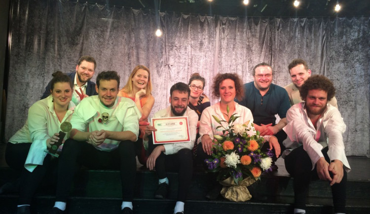 Olomoucké Divadlo Tramtarie se představilo s Nahatým Shakespearem v Bukurešti, tleskalo se ve stoje