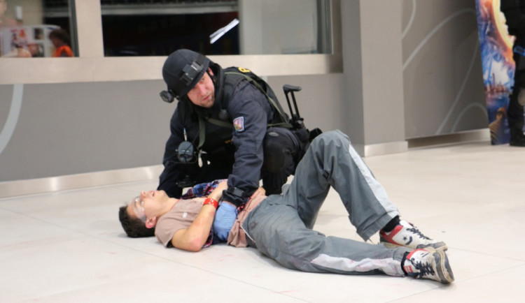 FOTO/VIDEO: Podívejte se, jak vypadalo dnešní cvičení záchranných složek v útrobách Galerie Šantovka