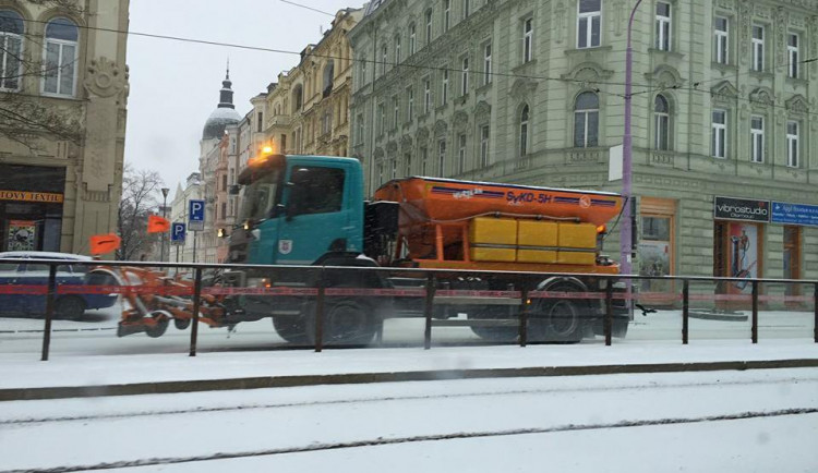 Olomoucký kraj už má hotový plán zimní údržby silnic. Cesta na Jívovou bude nově ošetřována chemicky