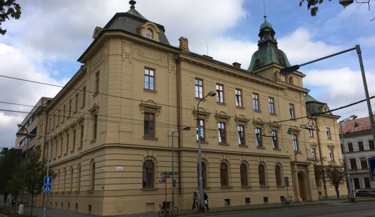 Oprava zubní kliniky na ulici Palackého je u konce. Budova má novou fasádu i výtah pro pacienty