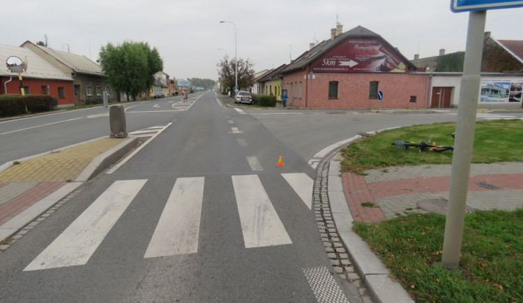 Řidič na Chválkovické svou jízdou ohrozil cyklistu, ten se při pádu zranil. Policie hledá svědky nehody