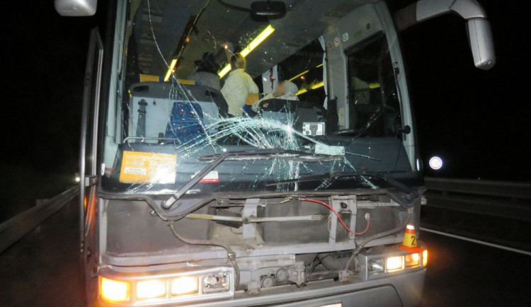 AKTUALIZOVÁNO: Na dálnici směrem na Vyškov se stala nehoda autobusu a dvou dodávek
