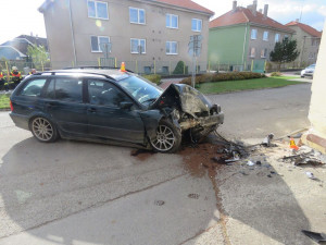 Mladý řidič narazil se svým BMW do domu, při nehodě utrpěl zranění