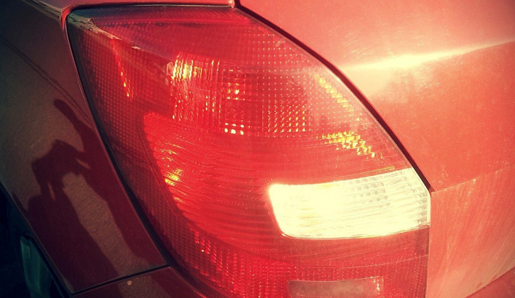 Sedmdesátiletý řidič srazil při couvání svým autem důchodkyni a těžce ji zranil. Teď mu hrozí vězení