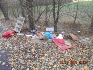 Pneumatiky, elektronika i nábytek. Poblíž ulice Dolní Novosadská řešili strážníci vznik černé skládky