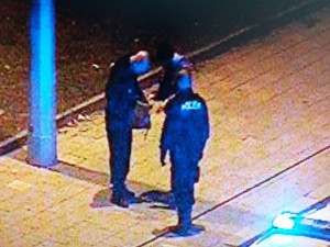 VIDEO: Městská policie zadržela muže po tom, co posprejoval podloubí domu v Zámečnické ulici