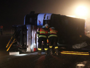 FOTO/VIDEO: Podívejte se, jak probíhalo noční cvičení u Vrbátek. Nechyběl ani převrácený autobus