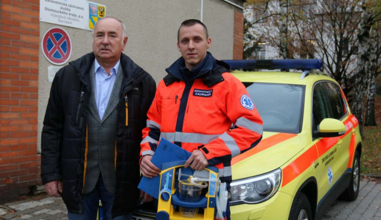 VIDEO: Šternberští záchranáři dostali od starosty Paseky zbrusu novou odsávačku
