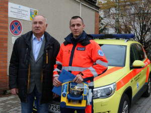 VIDEO: Šternberští záchranáři dostali od starosty Paseky zbrusu novou odsávačku