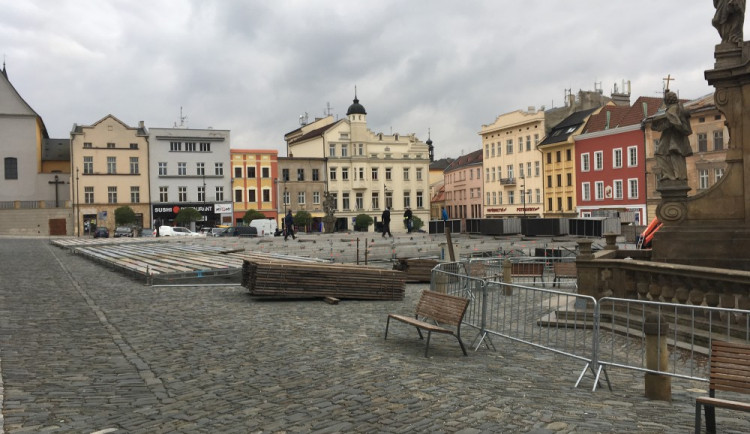 Kluziště už se staví, provoz na něm bude zahájen nejpozději se začátkem vánočních trhů