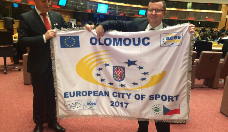 Olomoucký primátor přiváží z Bruselu vlajku, která potvrzuje titul Evropské město sportu 2017