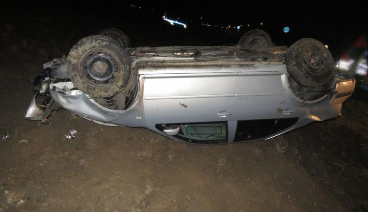 Cizinec pod vlivem alkoholu nezvládl zatáčku. Auto skončilo na střeše