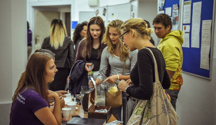 Univerzita Palackého se v pátek otevře zájemcům o studium. Hlásit se jich bude přibližně 30 000